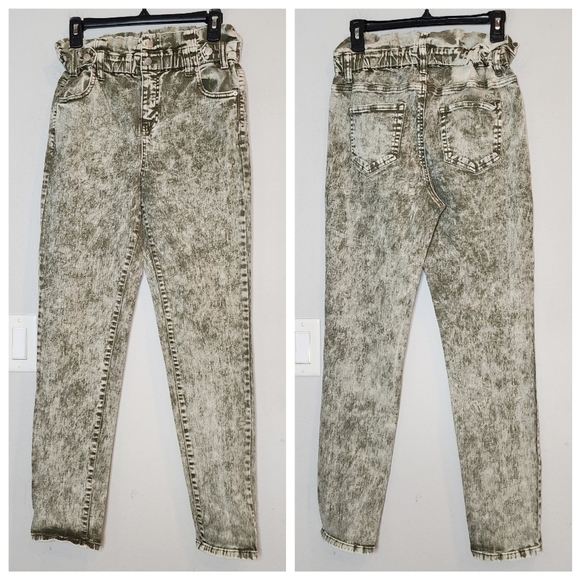 Almost Famous Denim - Almost Famous green acid wash stretch waist tapered jeans. Size small.  Highrise